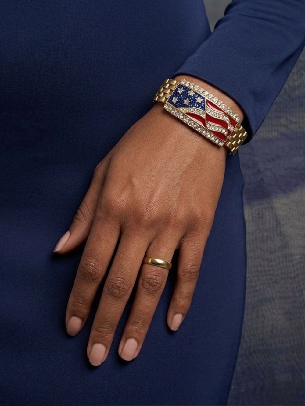 Vintage 2004 AD Patriotic American Flag Rhinestone Gold Tone Bracelet USA